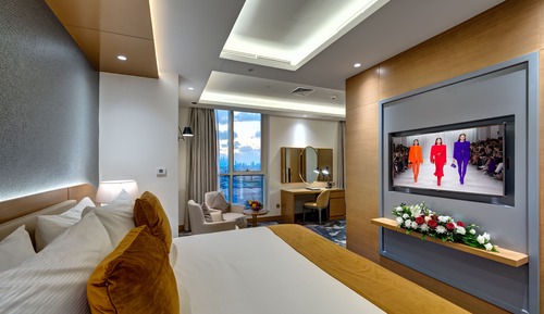 Suite (S)