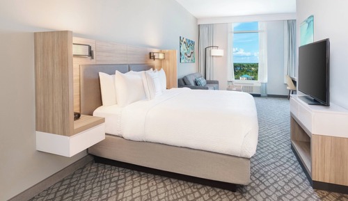Suite, 1 King Bed with Sofa bed, Inland View (Hearing Accessible)
