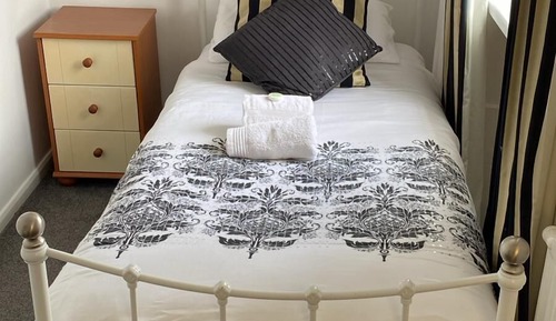 Single Room, Shared Bathroom (Room 4)