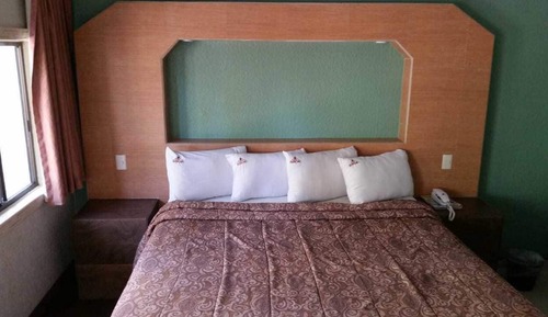 Economy Single Room, 1 King Bed