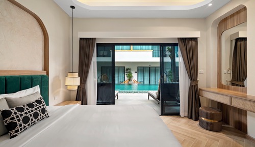 Deluxe Room, 1 King Bed, Pool Access