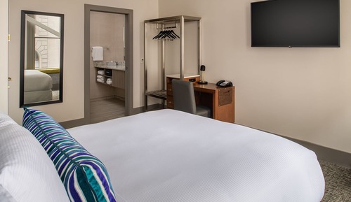 Deluxe Room, 1 Queen Bed, Courtyard View (Deluxe Queen Courtyard View)