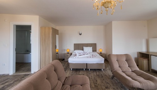 Superior Studio Suite, 1 King Bed, Sea View