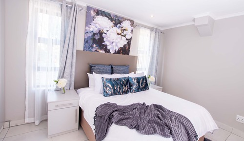City Apartment, 1 Queen Bed with Sofa bed
