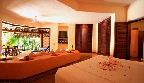Superior Suite, 1 King Bed, Garden View