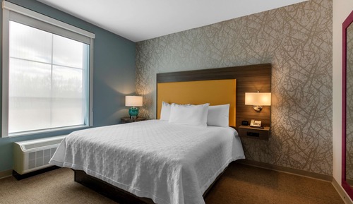 Suite, 1 King Bed, Accessible, Bathtub (Mobility & Hearing)