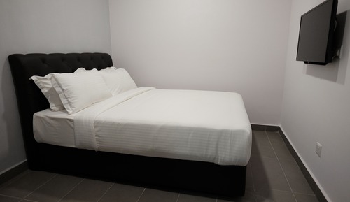 Deluxe Queen Room, No Windows