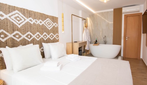 Deluxe Double Room, Bathtub