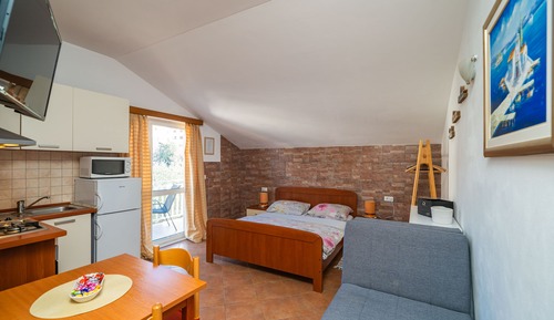 Studio, Balcony