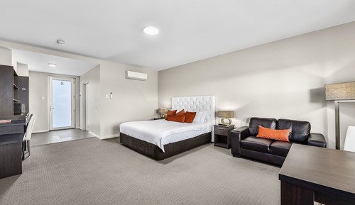King Size Studio Apartment - Deluxe Suite 8 