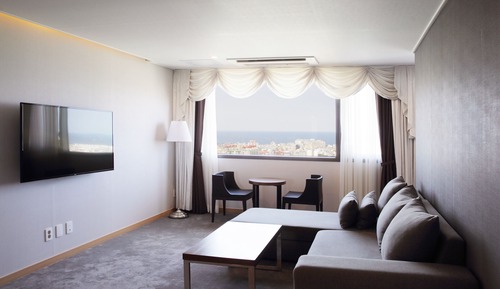 Deluxe Suite (Mountain/Ocean View assigned on site)