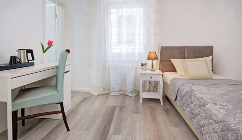 Basic Single Room (Adlerstrasse 1)
