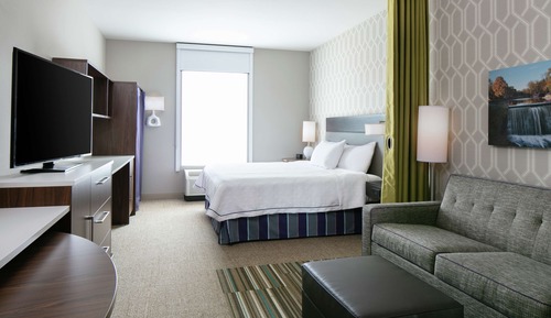 Suite, 1 King Bed, Non Smoking (Roll-in Shower)