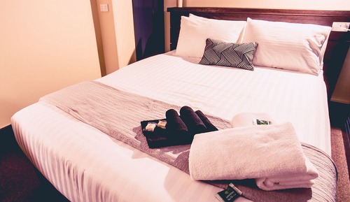 Deluxe Queen Room with Shared Bathroom 