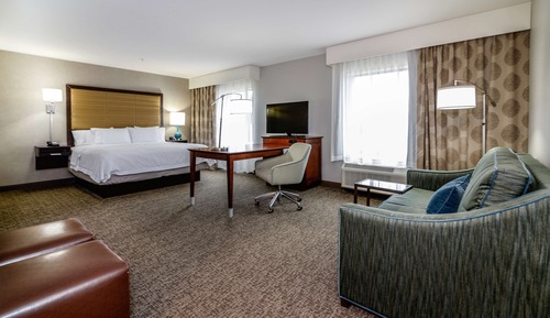 Studio, 1 King Bed, Refrigerator & Microwave (Wet Bar)