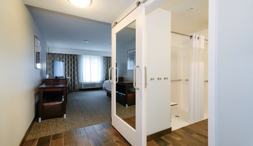 Room, 1 King Bed, Accessible (Roll-in Shower)