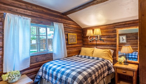 Signature Cottage, Kitchen, Courtyard Area