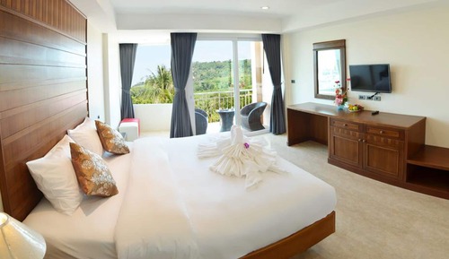 Deluxe Room (Free Roundtrip Airport Transfer)