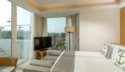 3 Bedroom Penthouse Pool Suite with Kitchen