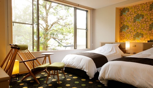 TWIN ROOM