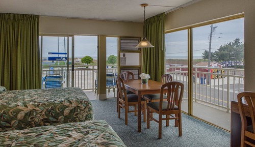Pool front and Ocean View Suite with Kitchen (I)
