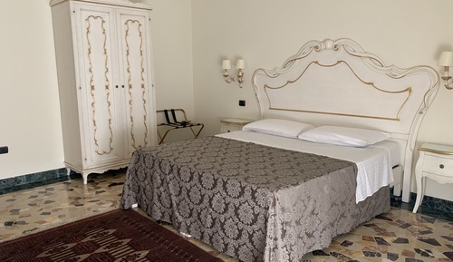 Deluxe Double Room, River View (Private external bathroom)