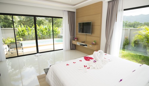 1 Bedroom Pool Suite