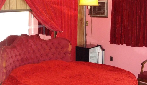 Round King Bed with jetted tub