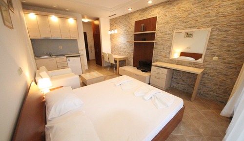 Deluxe Studio, Pool View
