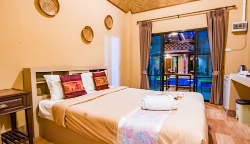 Standard Room, 1 King Bed, Non Smoking, Pool View