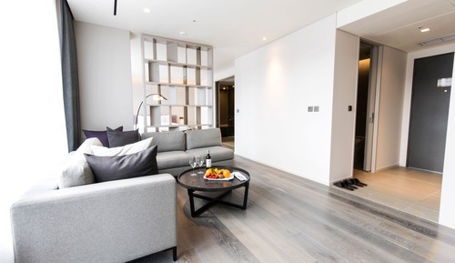 Pool suite, pool Mar-Nov, no pool same-day, maintenance 11:30-13:30, welcome fruit, 1 free extra bed