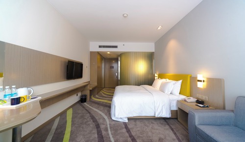 Standard Room, 1 King Bed, Courtyard View (Extra Floor Space)