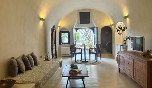 Junior Cave House with Shared Plunge Pool