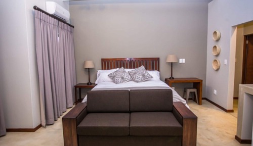 Luxury Room (Queen sleeper couch)