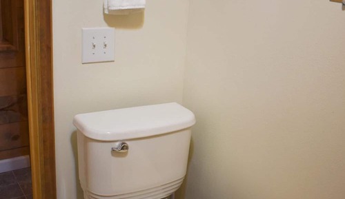 Room 101, 1 King Bed