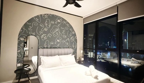 Deluxe Suite, City View