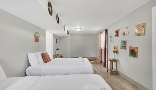 House, Multiple Beds, Pool Access, Pool View (Gilmore Retro Pad)