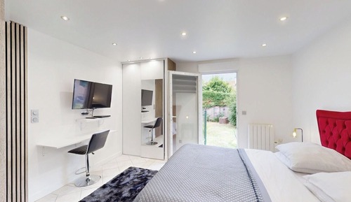 Room, Garden View