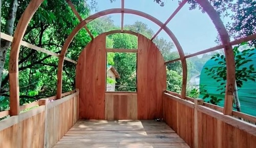Deluxe Tree House