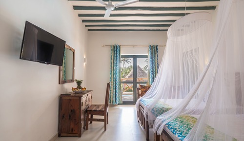 Deluxe Room, Pool View, Beachside