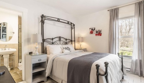 Classic Room, 1 Queen Bed, Private Bathroom