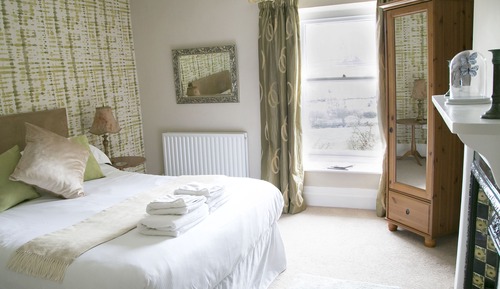 Principal double room 3, shower, valley view