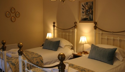 Principal twin room 6, bath