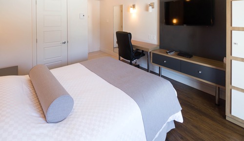 Deluxe Room, River View, front desk is open until 8 PM (Marineau+)