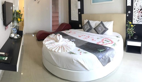 Honeymoon Suite, Pool View