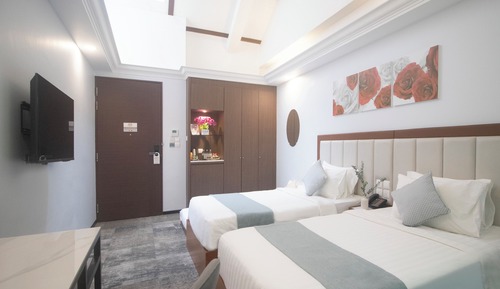 Triple Room with Skylight and Bathtub