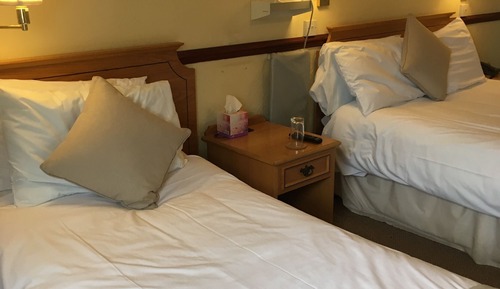 Suite, Ensuite (second floor)