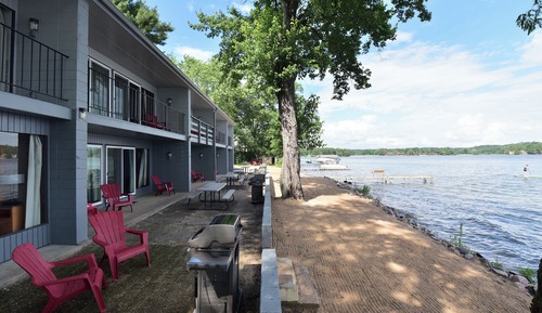 Traditional Studio, 2 Queen Beds, Balcony, Lake View