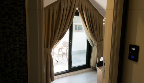Deluxe Room, 1 Queen Bed, Terrace, Partial Sea View