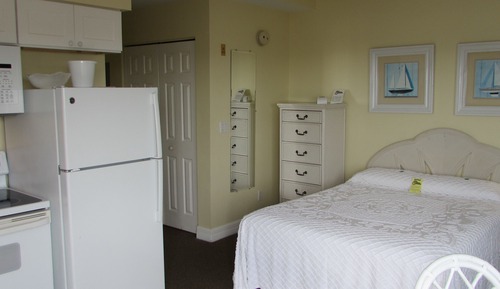 Studio, 1 Queen Bed, Partial Ocean View